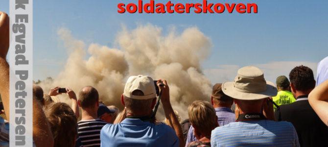 Masser af publikum: Historisk flyangreb på Zeppelinbasen i Tønder Masser af publikum: Historisk flyangreb på Zeppelinbasen i Tønder