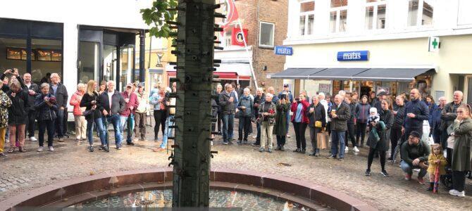 SE VIDEOKLIP – Genindvielse af Vandkunsten på Mutter Stallbohms Plads SE VIDEOKLIP – Genindvielse af Vandkunsten på Mutter Stallbohms Plads